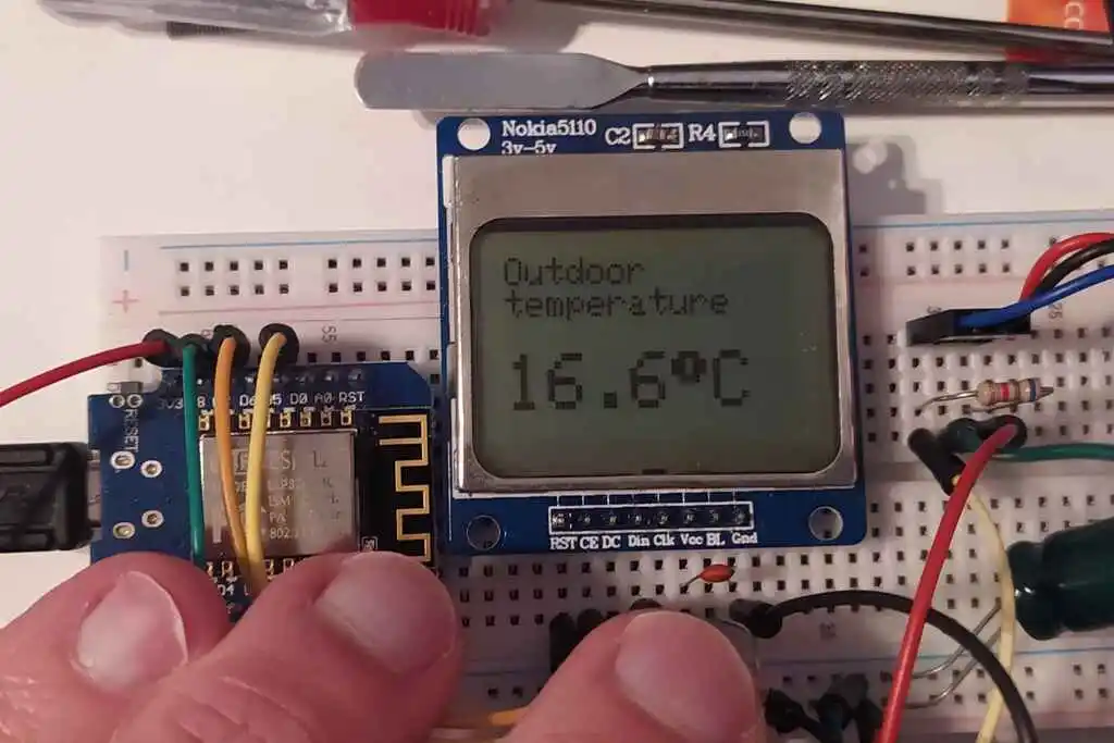 picture of LCD screen showing a temperature reading